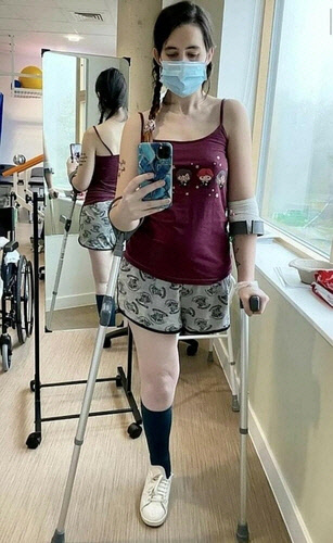 골육종 판정을 받은 후 한쪽 다리를 절단한 채 출산한 영국 캐슬린 오즈본. 페이스북 갈무리. 재판매 및 DB 금지.